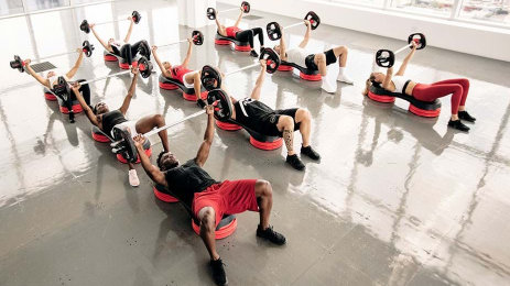 Entrenamiento de Body Pump en gimnasio